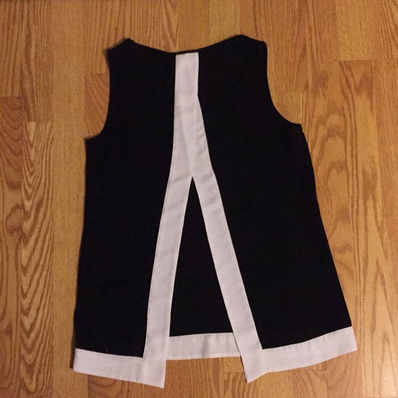 Express flowy black and white top with open back - Picture 2 of 6